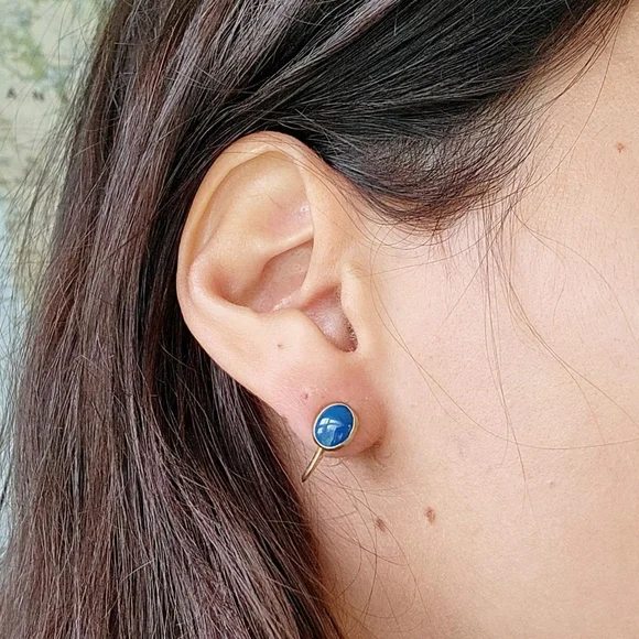 Vintage Pair of Dainty Blue Screwback Clip-On Earrings - Picture 4 of 8